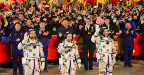 Впервые женщина из Китая вышла в открытый космос: ею стала астронавтка Ван Япин